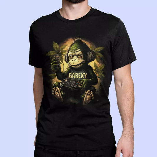 Black casual t-shirt with a detailed halftone print of a jungle gamer monkey holding a controller. — Μαύρο καθημερινό t-shirt με λεπτομερές τύπωμα halftone μιας μαϊμούς gamer που κρατάει χειριστήριο.