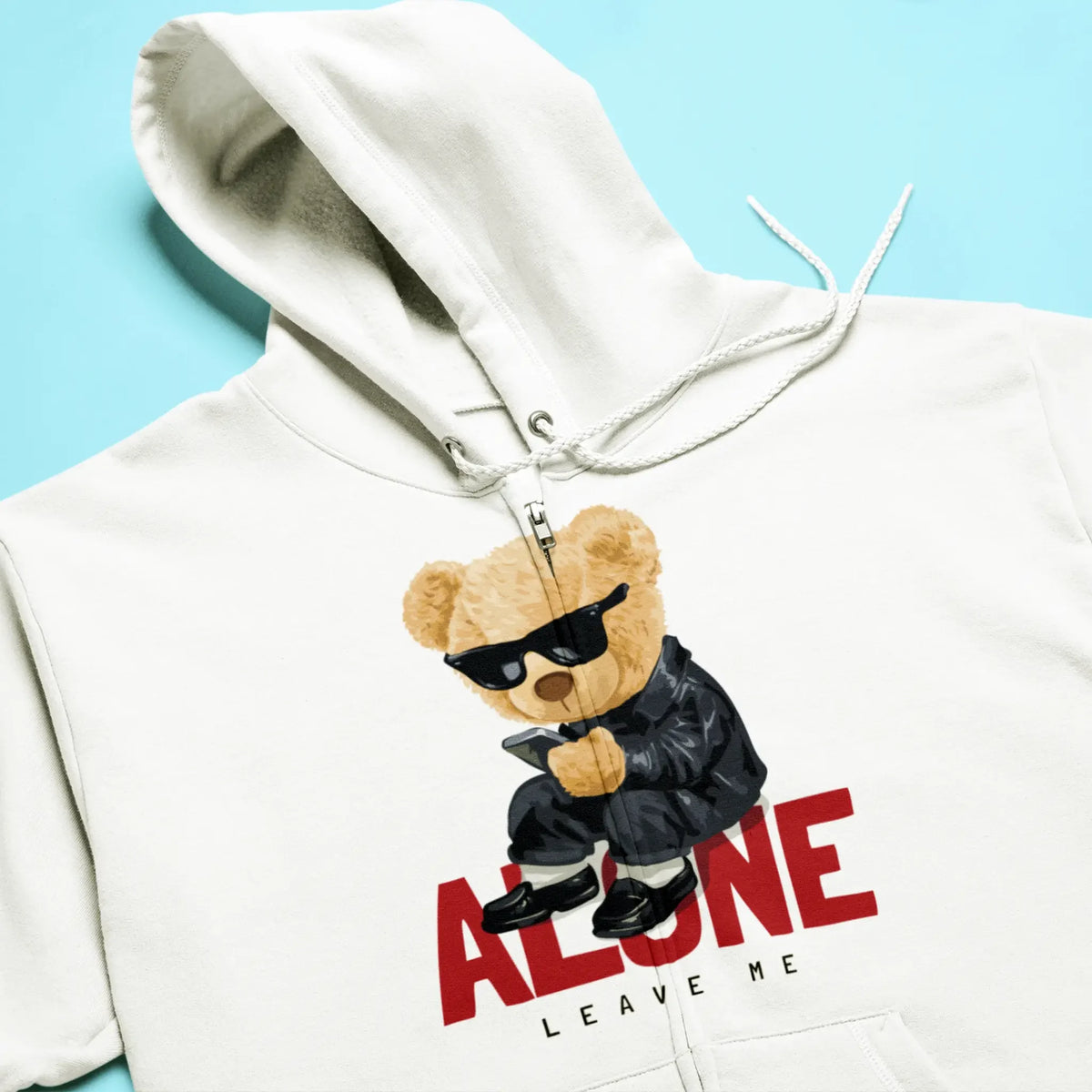 Fitted white zip hoodie featuring teddy bear in streetwear mood – λευκή ζακέτα με αίσθηση απομόνωσης και στυλ