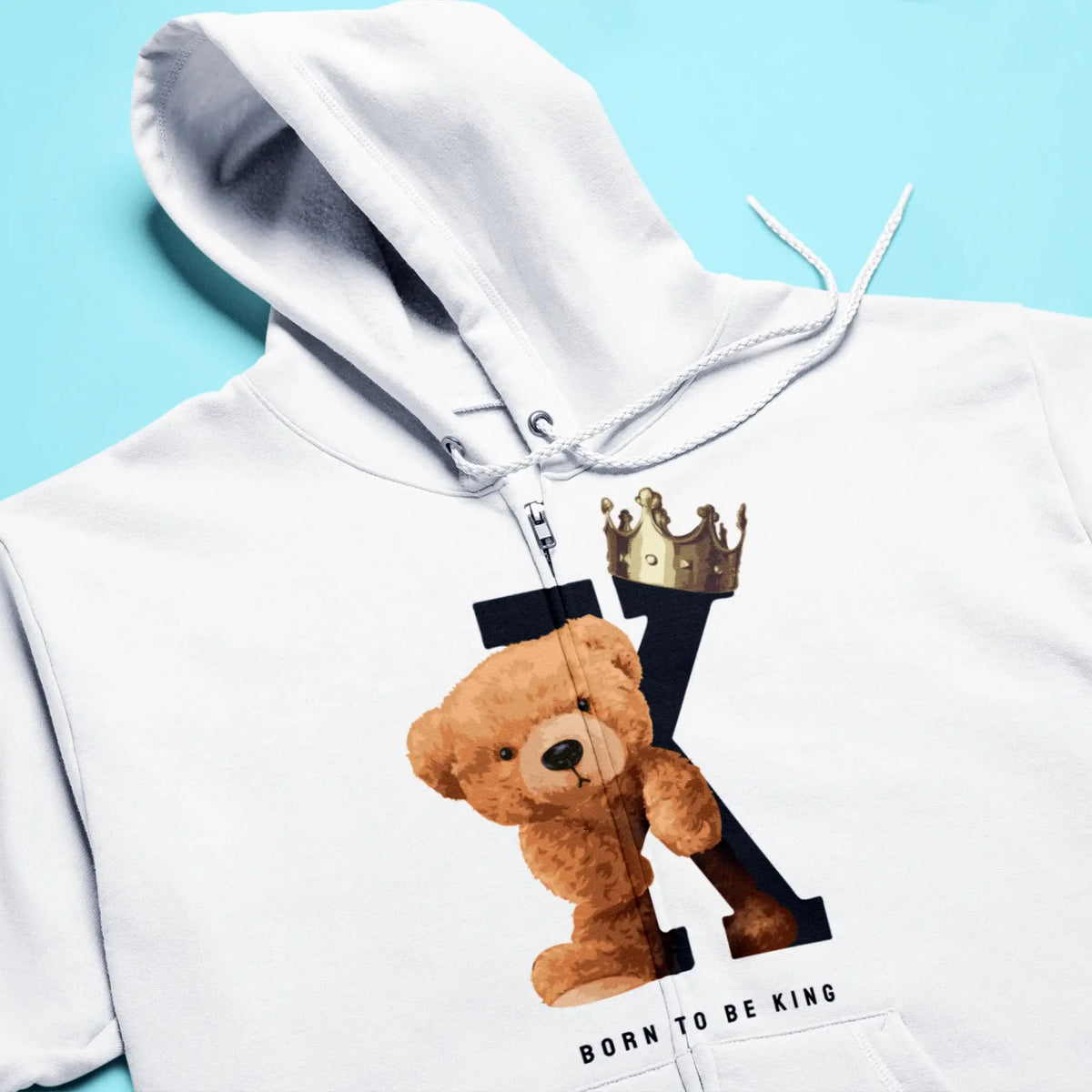 Full zip hoodie in white with teddy leaning on large K – Ζακέτα με φερμουάρ σε λευκό χρώμα και teddy που ακουμπά το γράμμα K