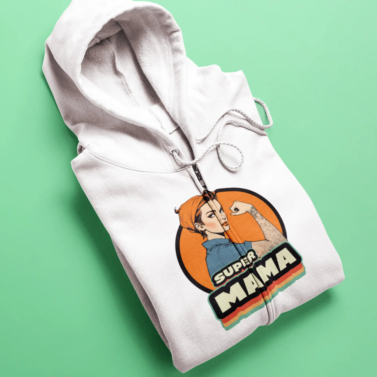 Strong hands showcase the power of a mother while her confident stance radiates maternal strength through vintage-inspired artwork on versatile white zip-up hoodie - Δυνατά χέρια αναδεικνύουν την μητρική δύναμη ενώ η στάση της με αυτοπεποίθηση εκπέμπει μητρική δύναμη μέσα από αυτό το vintage-εμπνευσμένο έργο τέχνης τυπωμένο σε λευκή ζακέτα με κουκούλα