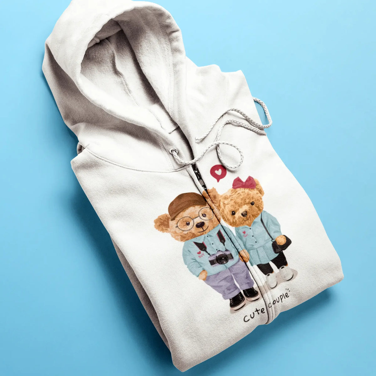 White zip hoodie featuring romantic bear pair dressed in pastel love-themed fashion – Λευκή ζακέτα με ρομαντικό αρκουδίσιο δίδυμο σε παστέλ ρομαντική αμφίεση