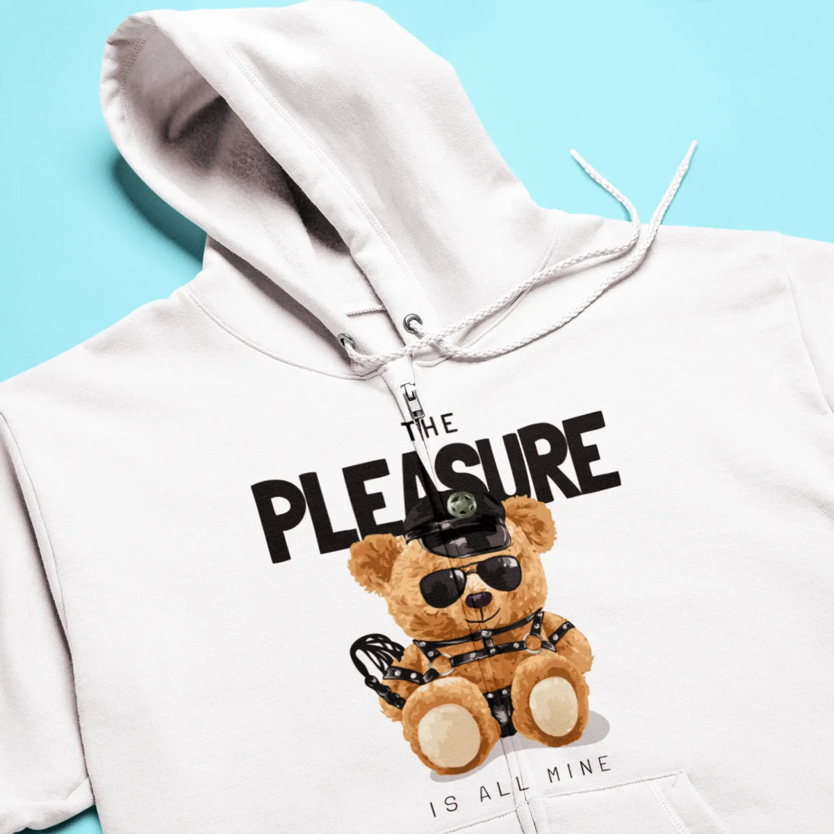 White zip hoodie with teddy in black leather outfit and sunglasses – Λευκή ζακέτα με teddy σε μαύρο δερμάτινο σύνολο.