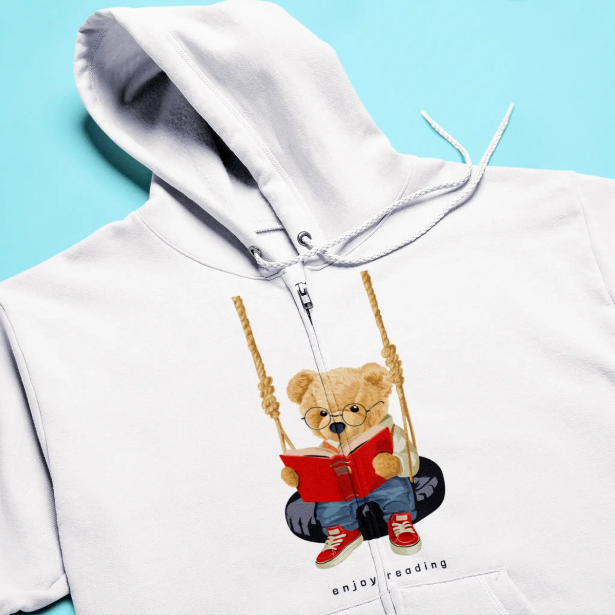 White zip hoodie with teddy reading a book in red sneakers – Λευκή ζακέτα με φερμουάρ με αρκουδάκι που διαβάζει φορώντας κόκκινα sneakers
