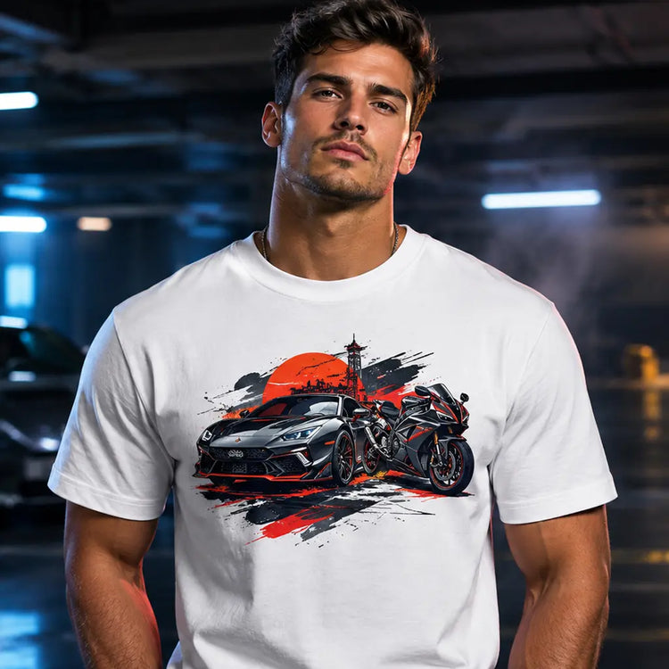 Νεαρός άνδρας φοράει λευκό t-shirt με viral σχέδιο αυτοκινήτου και μηχανής - Συλλογή High Octane Apparel