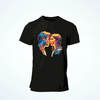 A black t-shirt with a vibrant couple kiss design expressing deep love – Μαύρο t-shirt με έντονο σχέδιο φιλιού που αποτυπώνει βαθιά αγάπη.
