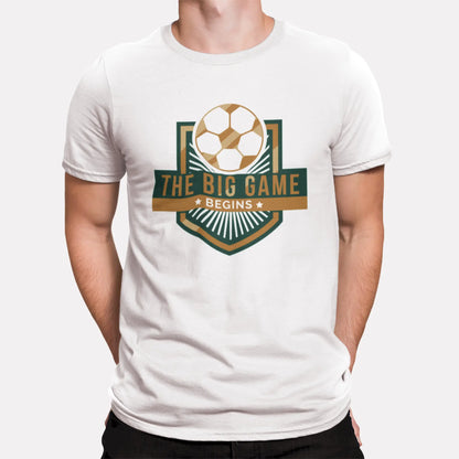 A bold "The Big Game Begins" crest pops against a clean white t-shirt, radiating football anticipation. -
Ένα έντονο έμβλημα "The Big Game Begins" ξεχωρίζει πάνω σε λευκό t-shirt, αποπνέοντας προσμονή ποδοσφαιρικής έντασης.