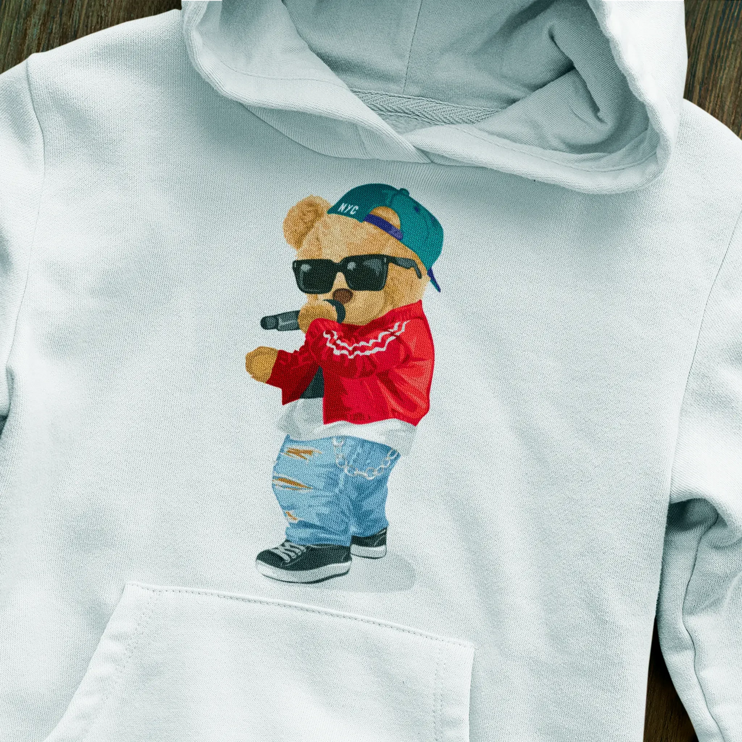 A bold white hoodie with a teddy bear immersed in hip-hop vibes - Λευκή μπλούζα με κουκούλα με αρκουδάκι τραγουδιστή προσθέτει έντονο χαρακτήρα στην εμφάνισή σου.