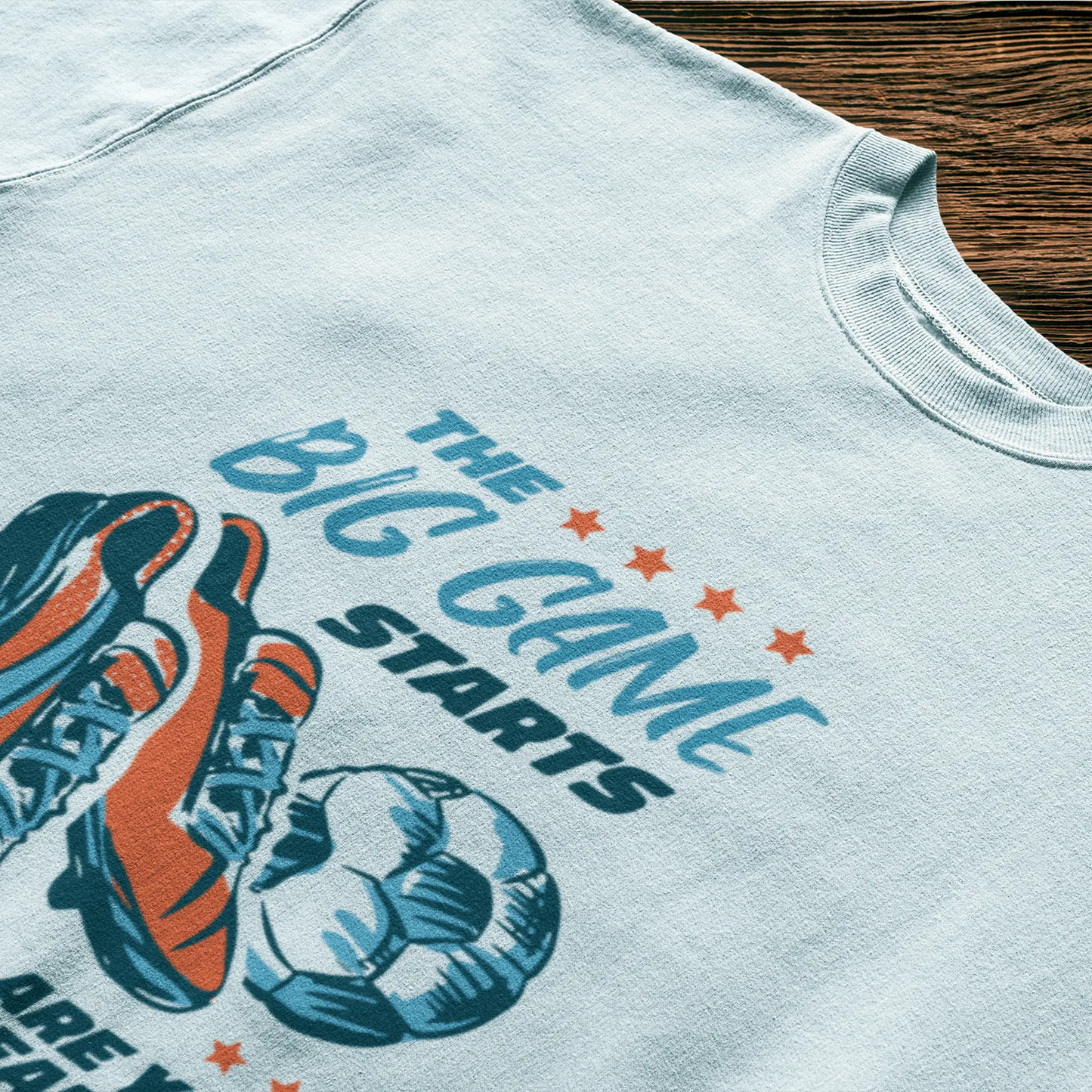 A bold white t-shirt with a hand-drawn football badge of cleats and ball – ideal for football fans and active lifestyles. - Ένα τολμηρό λευκό μπλουζάκι με ένα χειροποίητο ποδοσφαιρικό έμβλημα – τέλειο για φιλάθλους και δραστήριο στυλ.