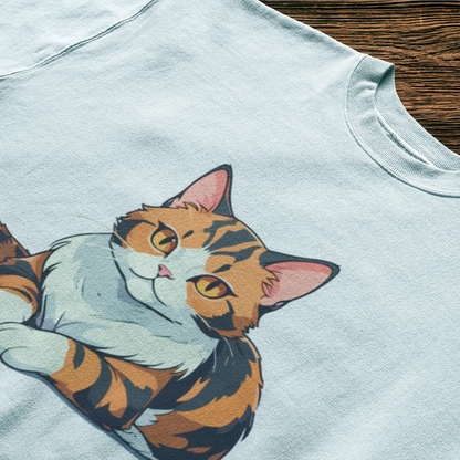 A charming orange tabby kitten relaxes in kawaii style on white tee - Ένα γοητευτικό πορτοκαλί γατάκι χαλαρώνει σε kawaii στυλ σε λευκό t-shirt
