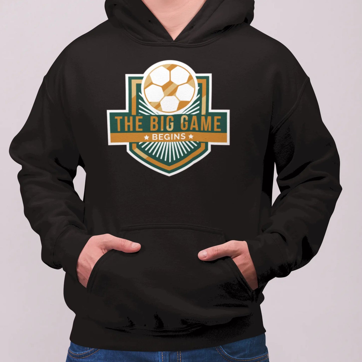 A game-ready hoodie with copper accents and a badge that speaks of victory. -
Hoodie έτοιμο για αγώνα με χάλκινες λεπτομέρειες και έμβλημα που μιλά για νίκη.