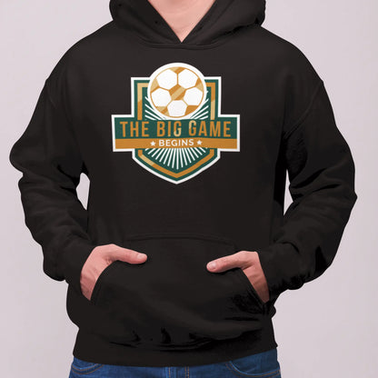 A game-ready hoodie with copper accents and a badge that speaks of victory. -
Hoodie έτοιμο για αγώνα με χάλκινες λεπτομέρειες και έμβλημα που μιλά για νίκη.