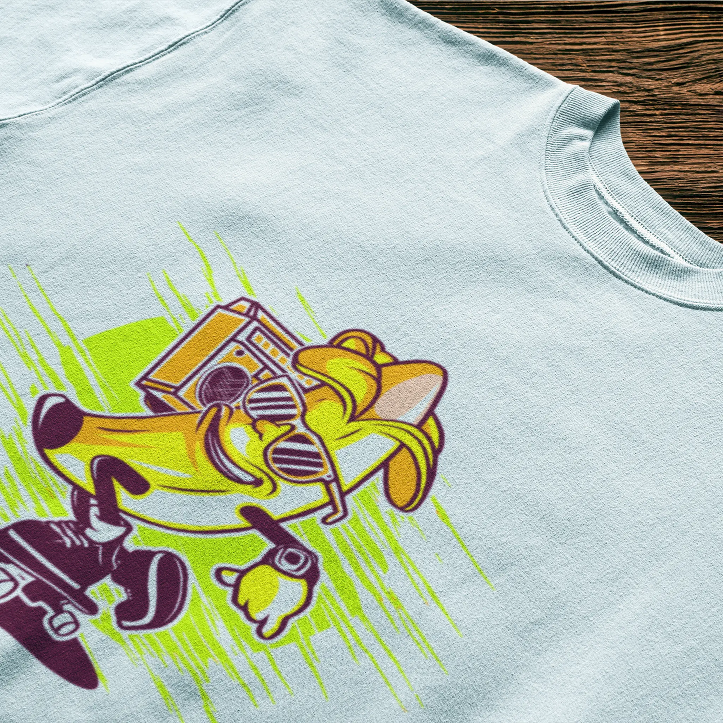 A joyful banana on a pink scooter shines brightly on this white t-shirt, adding humor to a clean look - Μια χαρούμενη μπανάνα σε ροζ πατίνι ξεχωρίζει πάνω στο λευκό μπλουζάκι, προσθέτοντας χιούμορ_result