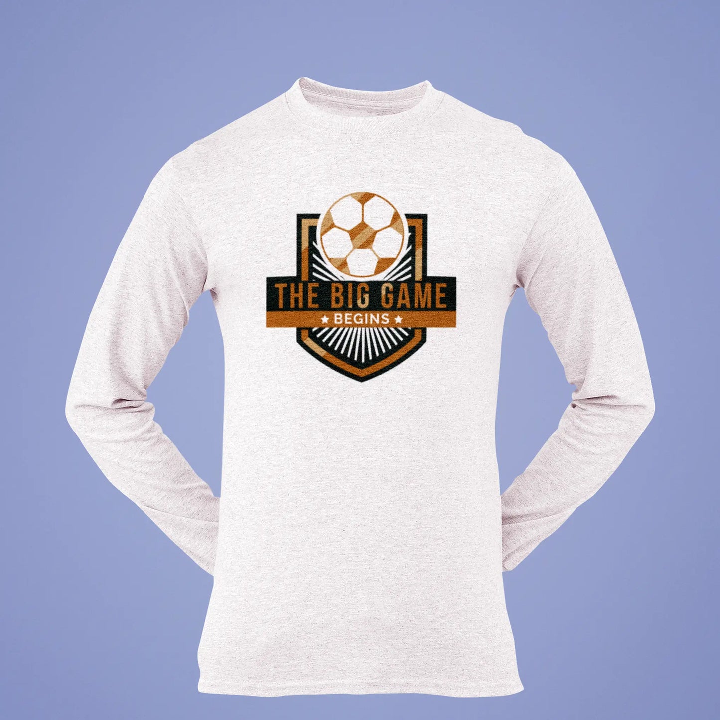 A modern long sleeve white t-shirt displays the badge design with confident minimalism.
Ένα μοντέρνο λευκό μακρυμάνικο t-shirt αναδεικνύει το έμβλημα με σίγουρο μινιμαλισμό.