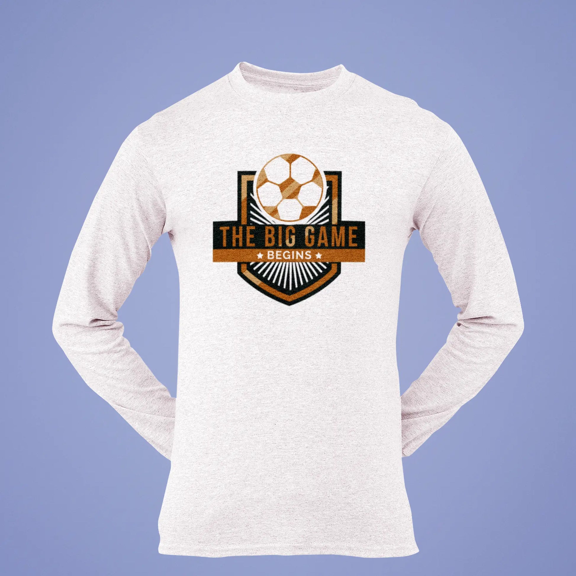 A modern long sleeve white t-shirt displays the badge design with confident minimalism.
Ένα μοντέρνο λευκό μακρυμάνικο t-shirt αναδεικνύει το έμβλημα με σίγουρο μινιμαλισμό.