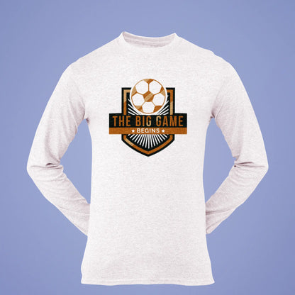 A modern long sleeve white t-shirt displays the badge design with confident minimalism.
Ένα μοντέρνο λευκό μακρυμάνικο t-shirt αναδεικνύει το έμβλημα με σίγουρο μινιμαλισμό.