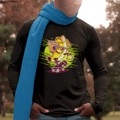 A vivid banana riding a scooter on this black long sleeve, balancing fun and style - Μια ζωντανή μπανάνα πάνω σε πατίνι ξεχωρίζει σε μαύρο μακρυμάνικο, συνδυάζοντας διασκέδαση και στυλ_result