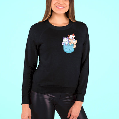Adorable kitten trio black crewneck kawaii style comfortable loungewear cozy - Τρία Kawaii στυλ Αξιαγάπητα γατάκια μέσα σε τσέπη πάνω σε άνετη μαύρη φούτερ μπλούζα