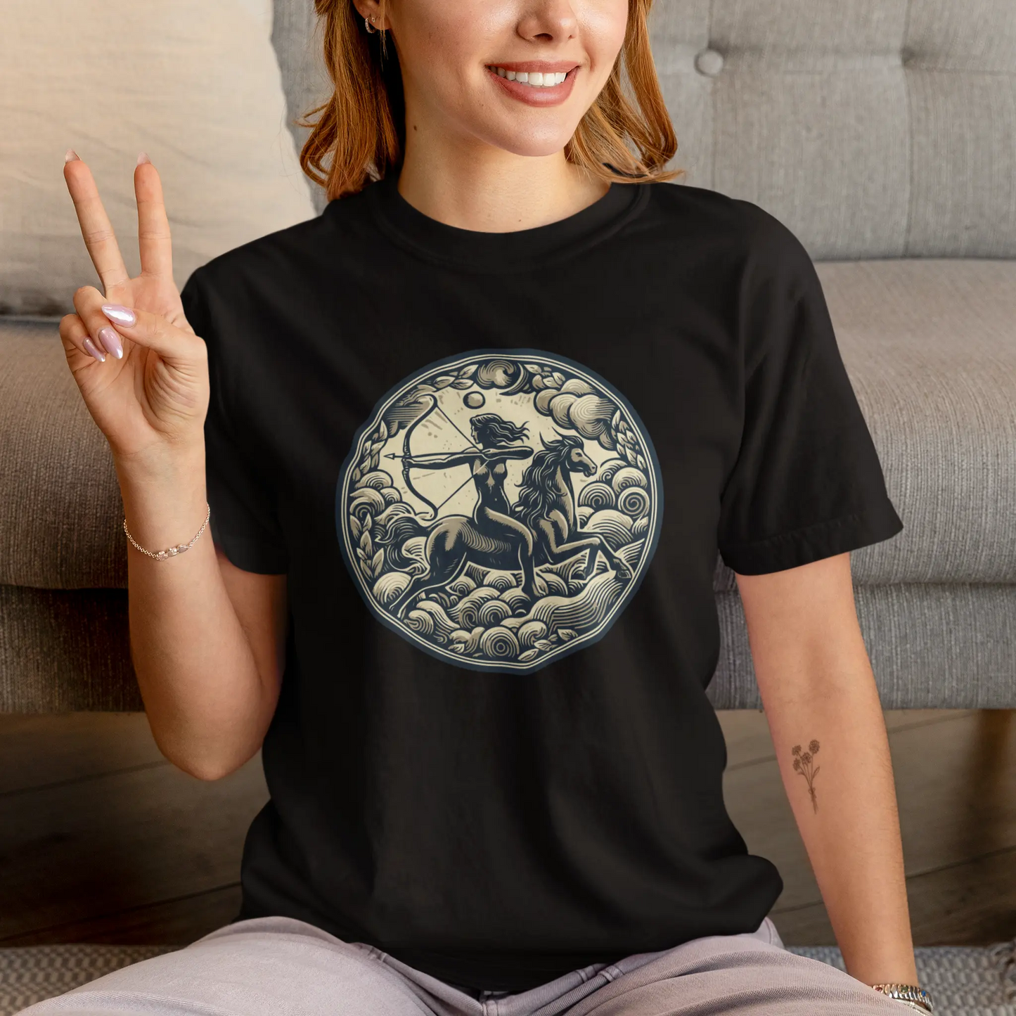 Artistic Sagittarius zodiac print on black t-shirt, celestial inspired | Καλλιτεχνικό σχέδιο Τοξότη σε μαύρη κοντομάνικη μπλούζα, εμπνευσμένο από τον ουρανό