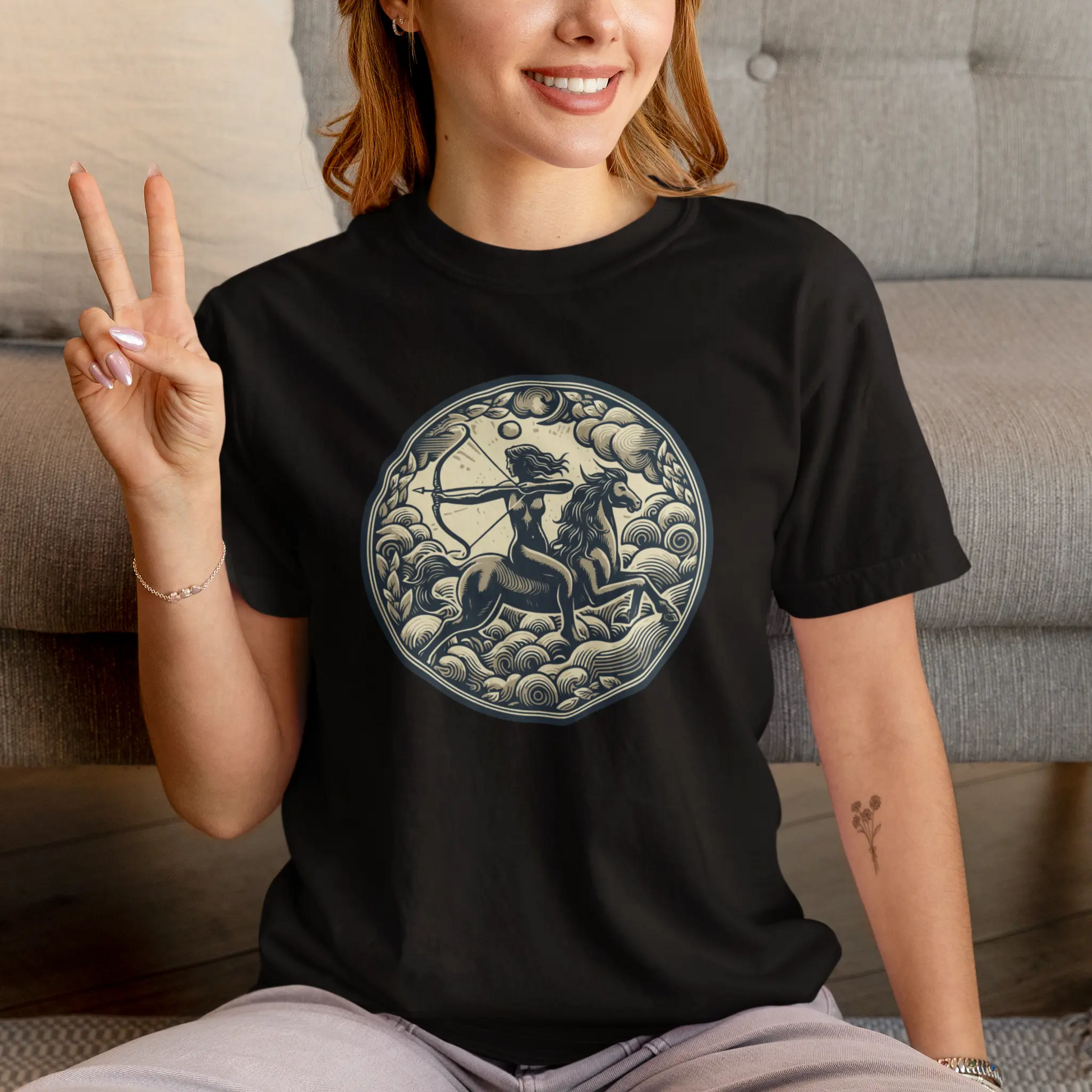 Artistic Sagittarius zodiac print on black t-shirt, celestial inspired | Καλλιτεχνικό σχέδιο Τοξότη σε μαύρη κοντομάνικη μπλούζα, εμπνευσμένο από τον ουρανό