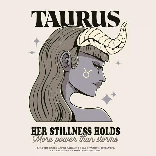 Artistic Taurus woman portrait with horns and zodiac symbol, featuring the quote “Her stillness holds more power than storms” – Καλλιτεχνικό πορτρέτο Ταυρίνας με κέρατα και το ζώδιο, που συνοδεύεται από το απόφθεγμα “Her stillness holds more power than storms