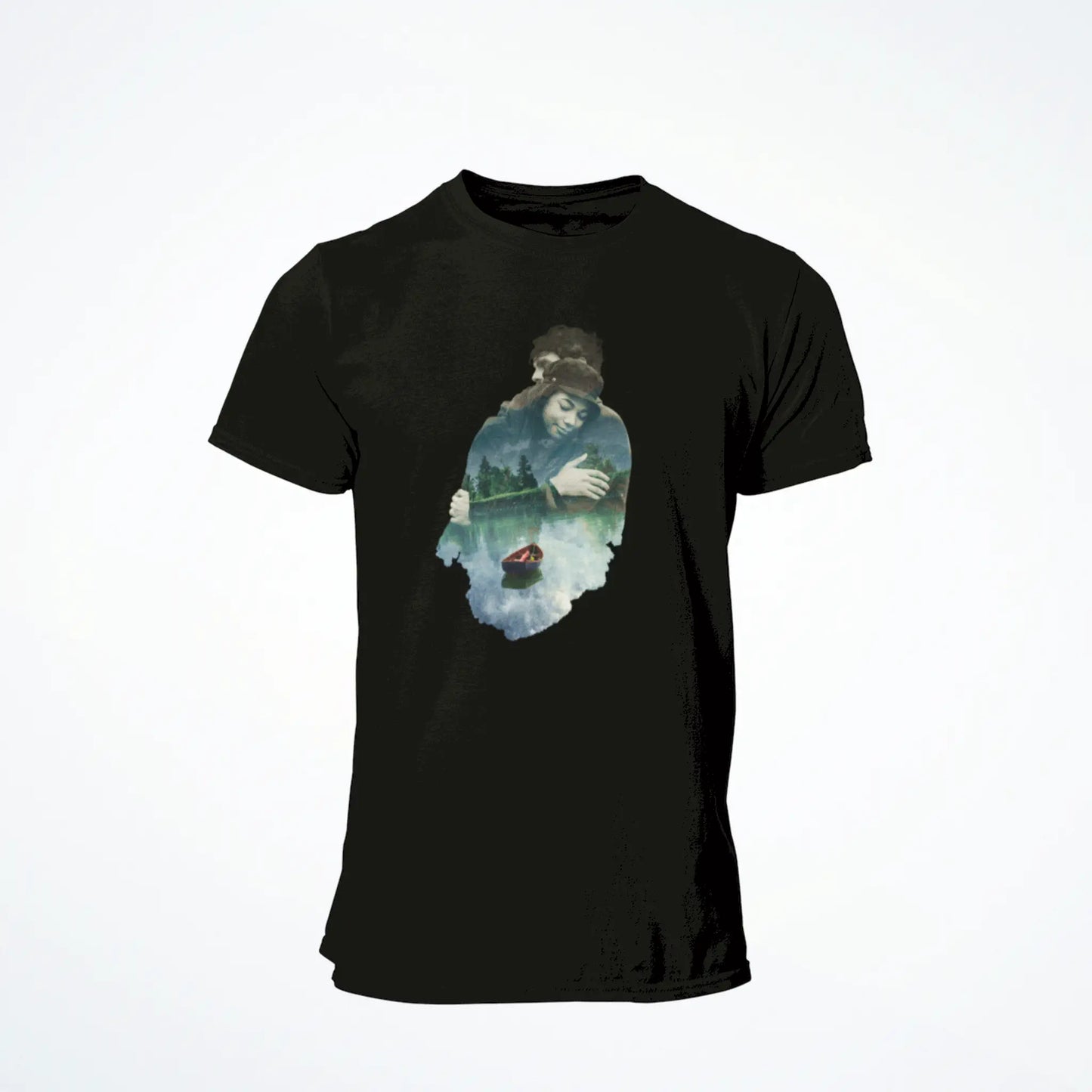 Artistic black t-shirt featuring a romantic embrace with lake and boat – Καλλιτεχνικό μαύρο t-shirt με ρομαντική αγκαλιά, λίμνη και βάρκα.