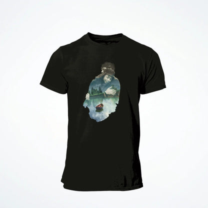 Artistic black t-shirt featuring a romantic embrace with lake and boat – Καλλιτεχνικό μαύρο t-shirt με ρομαντική αγκαλιά, λίμνη και βάρκα.