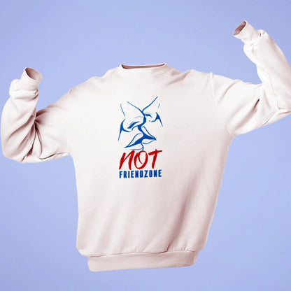 Artistic kiss illustration with 'Not Friendzone' slogan on white sweatshirt – Καλλιτεχνικό σχέδιο φιλιού με το σύνθημα 'Not Friendzone' σε λευκό φούτερ.