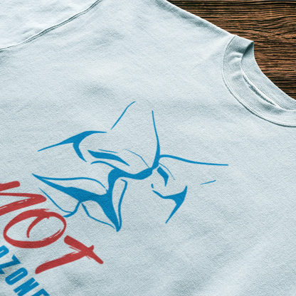 Artistic minimalist kiss design with 'Not Friendzone' slogan on a white t-shirt – Καλλιτεχνικό μινιμαλιστικό σχέδιο φιλιού με το σύνθημα 'Not Friendzone' σε λευκό μπλουζάκι.