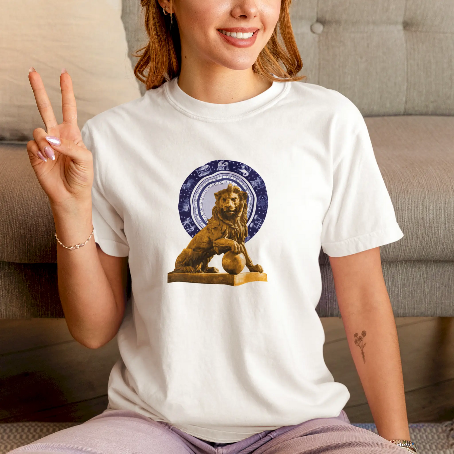 Astrology Leo white unisex shirt featuring regal lion statue – Λευκό t-shirt Λέων με αγαλματένιο λιοντάρι και ζωδιακό κύκλο