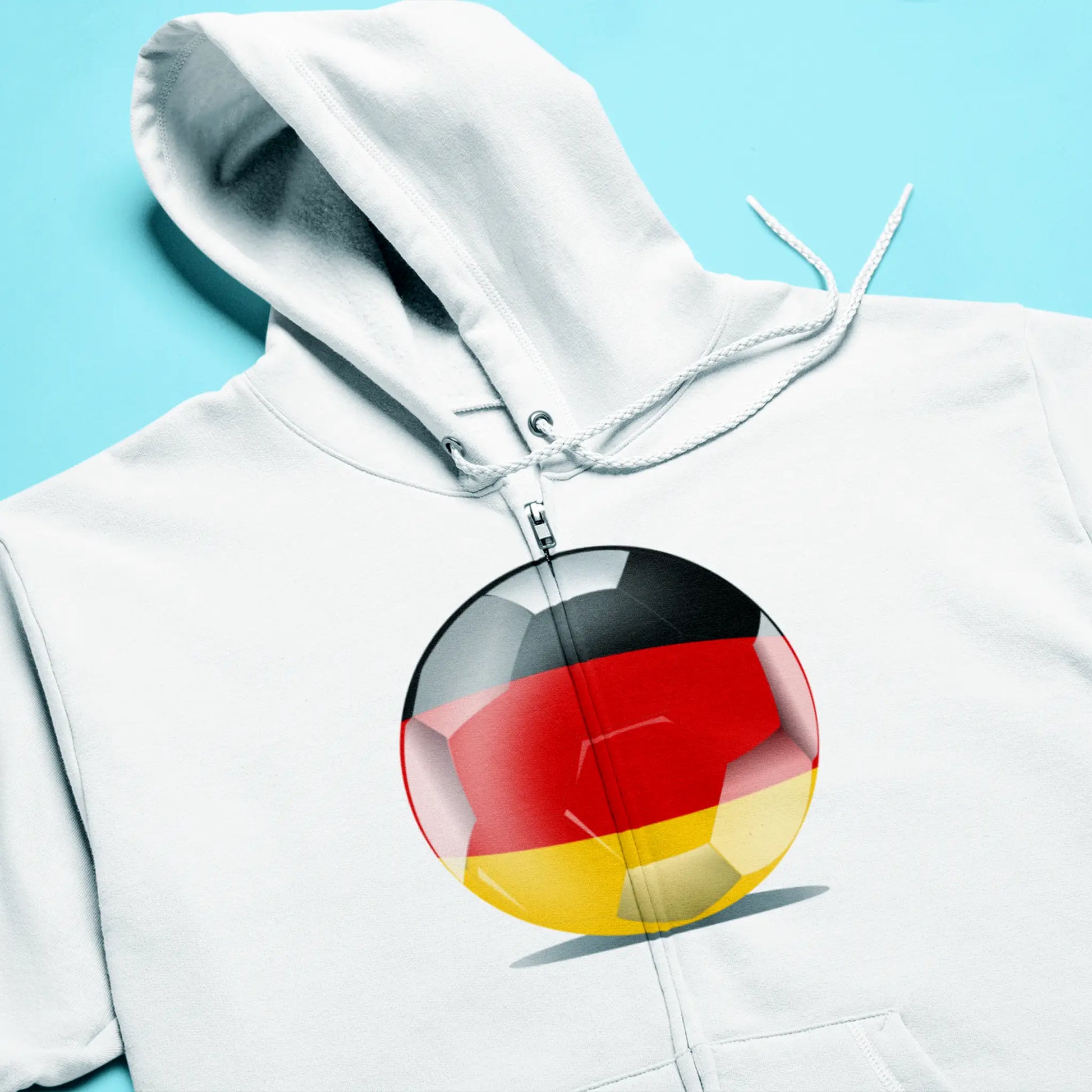Athletic white zip-up with Germany print – casual and confident.
Αθλητικό λευκό φερμουάρ με σχέδιο Γερμανίας – casual και γεμάτο αυτοπεποίθηση.