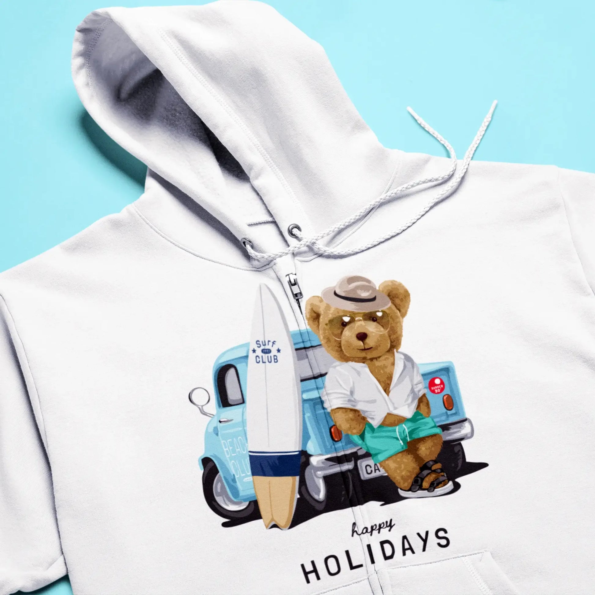 Beach club teddy design on white zip hoodie – Σχέδιο με beach club αρκουδάκι σε λευκή ζακέτα με φερμουάρ.