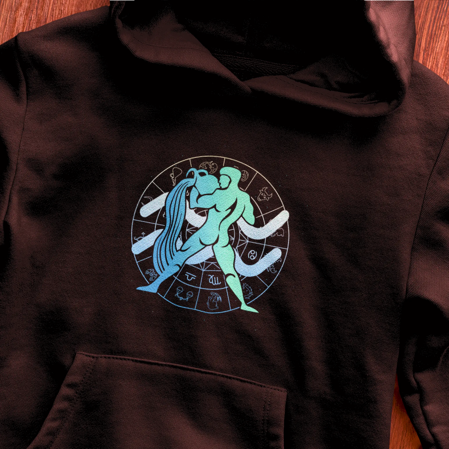 Black Aquarius hoodie with powerful astrology art – Μαύρο hoodie Υδροχόος με δυνατή αστρολογική απεικόνιση.