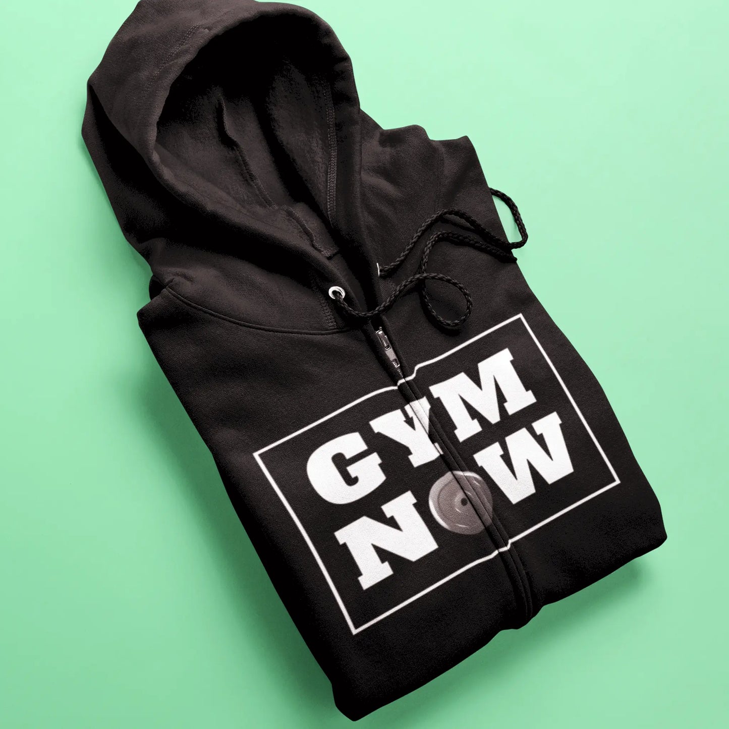 Black Gymwear zip hoodie showcasing Gym Now print and minimalistic weight plate icon – Μαύεο Zip hoodie γυμναστηρίου με print Gym Now και μινιμαλιστικό εικονίδιο δίσκου βάρους
