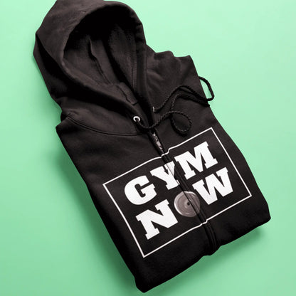 Black Gymwear zip hoodie showcasing Gym Now print and minimalistic weight plate icon – Μαύεο Zip hoodie γυμναστηρίου με print Gym Now και μινιμαλιστικό εικονίδιο δίσκου βάρους