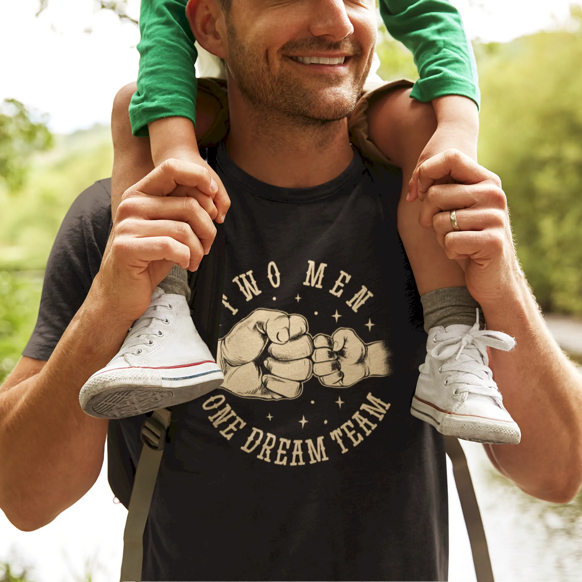 Black T-shirt with bold white print: "The Men – One Dream" – a motivational father-son matching set / Μαύρο μπλουζάκι με λευκή εκτύπωση: "The Men – One Dream", ιδανικό για ταιριαστό σετ πατέρα και γιου.