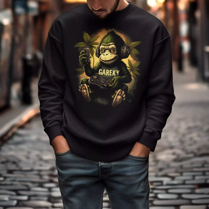 Black casual sweater displaying the stylish retro gamer ape design with headphones. — Μαύρο καθημερινό φούτερ που εμφανίζει το στυλάτο ρετρό σχέδιο πιθήκου gamer με ακουστικά