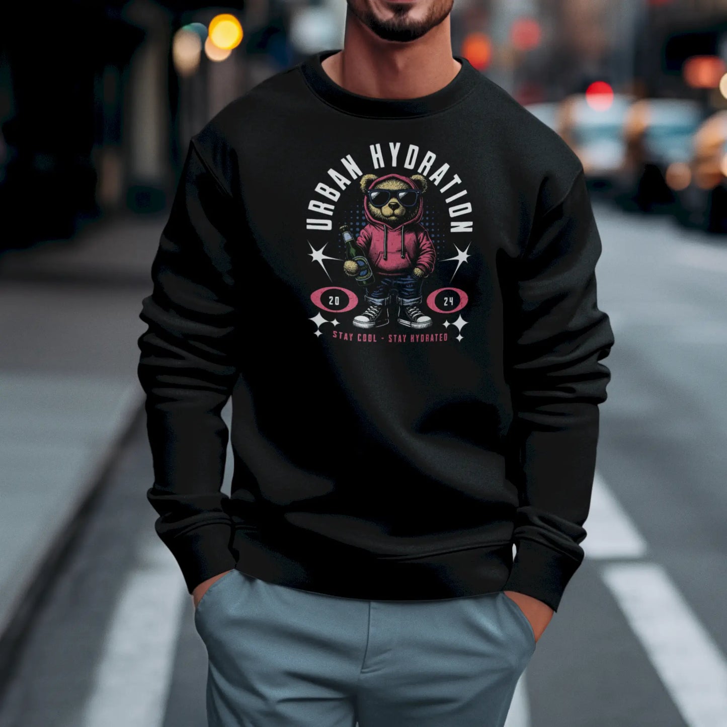 Black casual sweater displaying the stylish teddy bear lifestyle design. — Μαύρο καθημερινό φούτερ που εμφανίζει το στυλάτο σχέδιο με το αρκουδάκι.