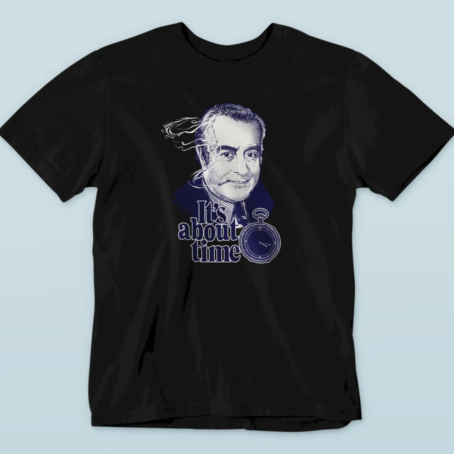 Black casual t-shirt featuring a retro sketch of a smiling man and a pocket watch. — Μαύρο καθημερινό t-shirt με ρετρό σχέδιο ενός άνδρα που χαμογελά και ενός ρολογιού τσέπης