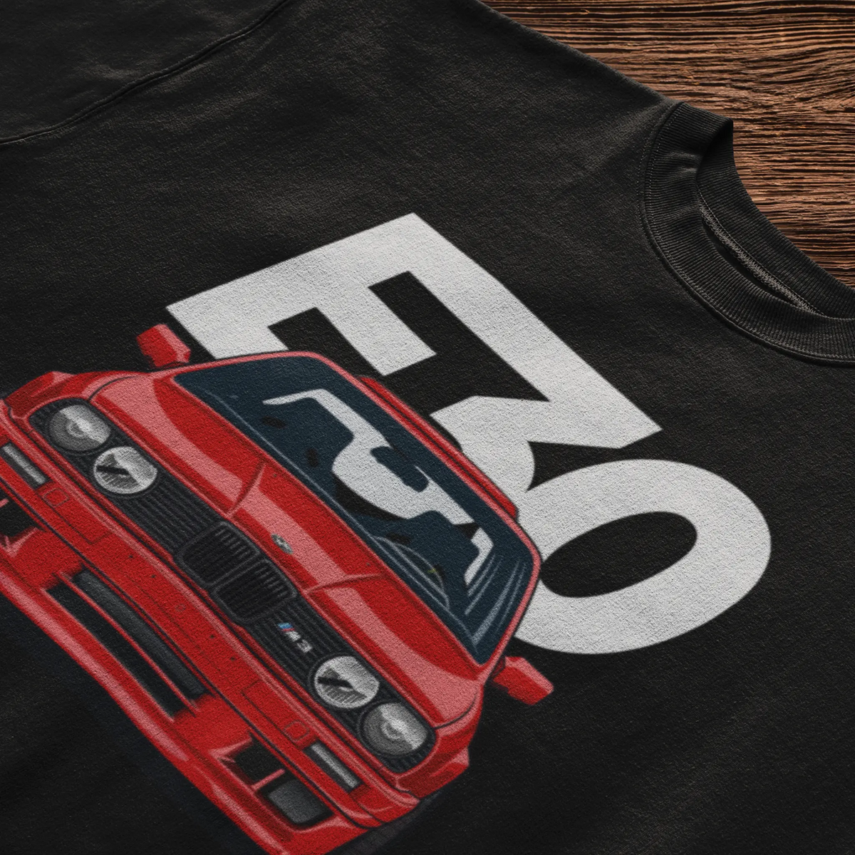 Black casual t-shirt with a detailed graphic print of a classic red BMW E30 M3 and bold lettering. — Μαύρο καθημερινό t-shirt με λεπτομερές γραφικό τύπωμα μιας κλασικής κόκκινης BMW E30 M3 και έντονα γράμματα