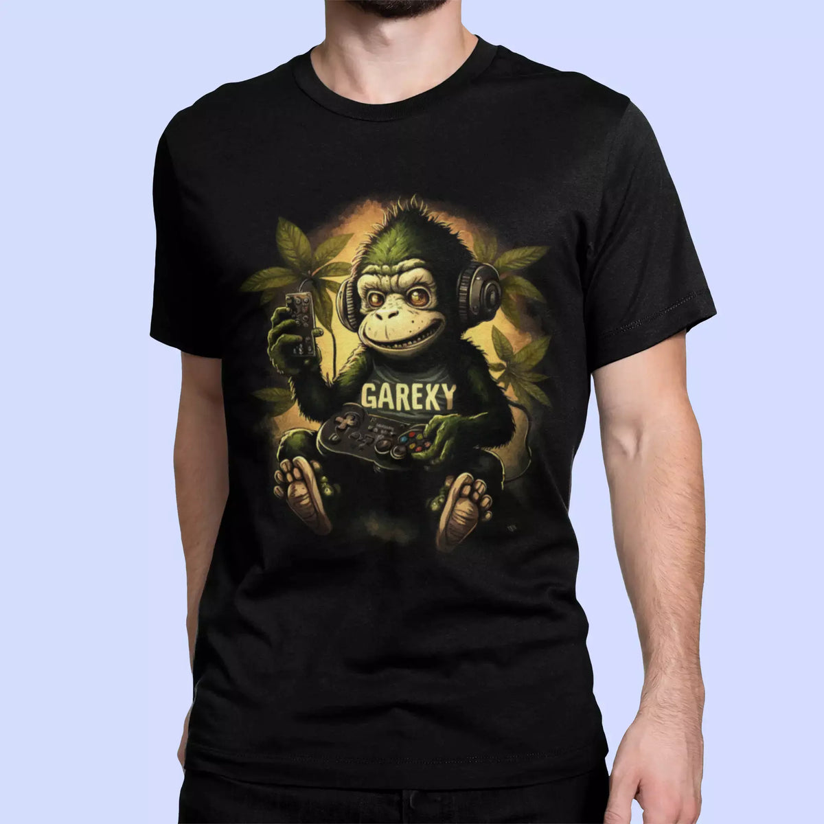 Black casual t-shirt with a detailed halftone print of a jungle gamer monkey holding a controller. — Μαύρο καθημερινό t-shirt με λεπτομερές τύπωμα halftone μιας μαϊμούς gamer που κρατάει χειριστήριο.