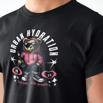 Black casual t-shirt with a detailed print of the Urban Hydration Bear holding a water bottle. — Μαύρο καθημερινό t-shirt με λεπτομερές τύπωμα της αρκούδας Urban Hydration να κρατάει ένα μπουκάλι νερό