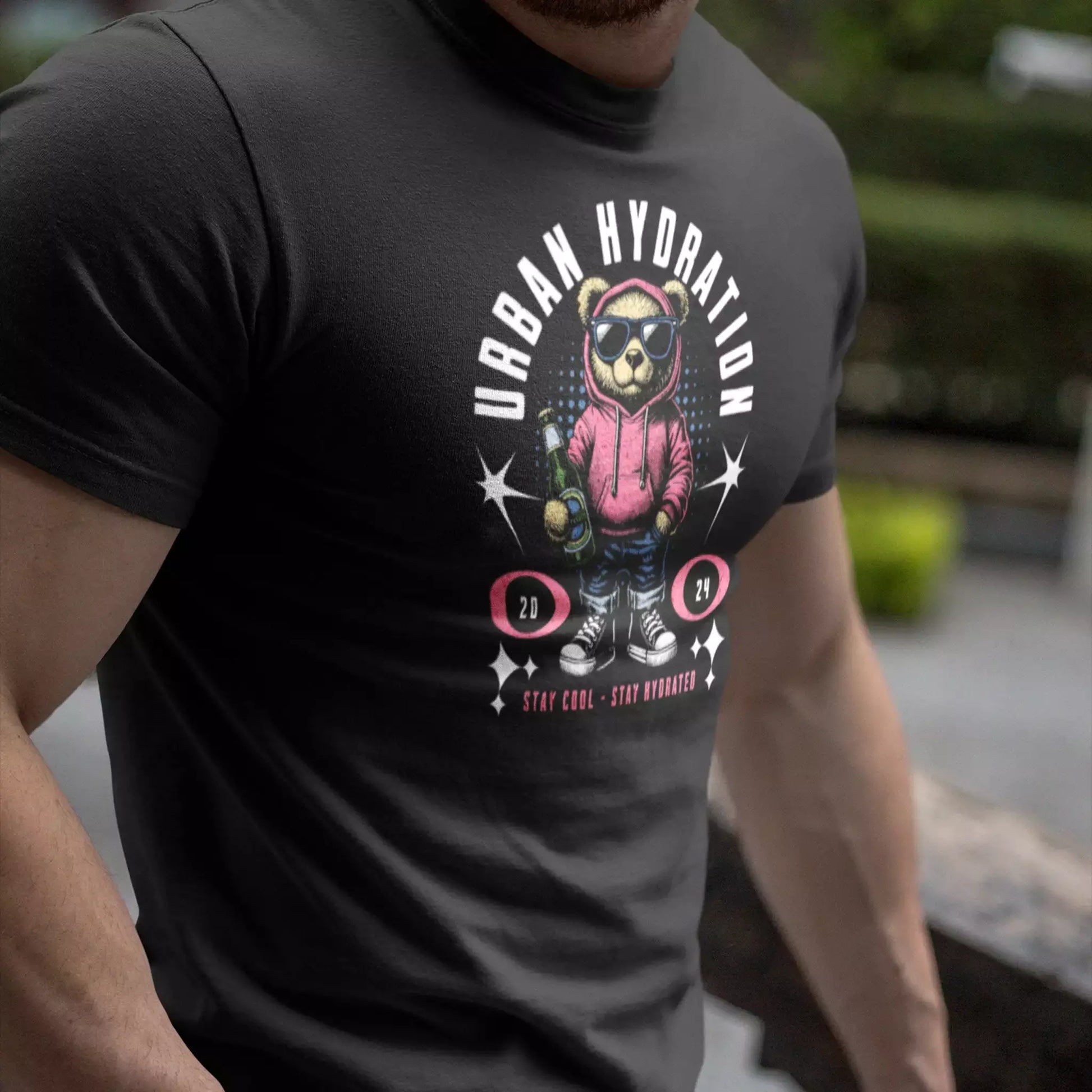 Black cotton top focusing on the high-quality Urban Hydration Bear print. — Μαύρο βαμβακερό μπλουζάκι με έμφαση στο υψηλής ποιότητας τύπωμα Urban Hydration Bear
