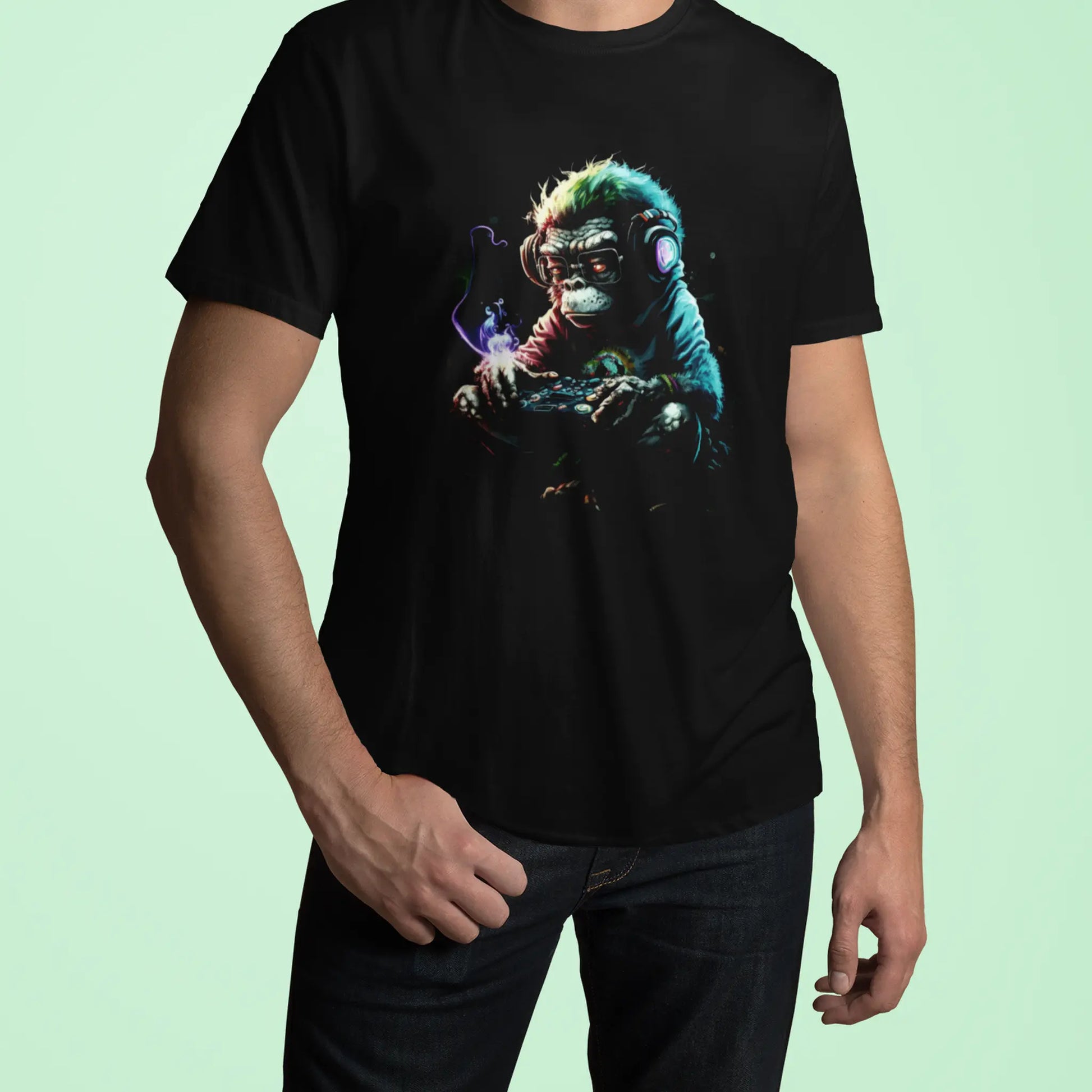 Black cotton top focusing on the high-quality monochrome dot pattern of the gamer ape. — Μαύρο βαμβακερό μπλουζάκι με έμφαση στο υψηλής ποιότητας μονόχρωμο μοτίβο κουκκίδων του πιθήκου gamer