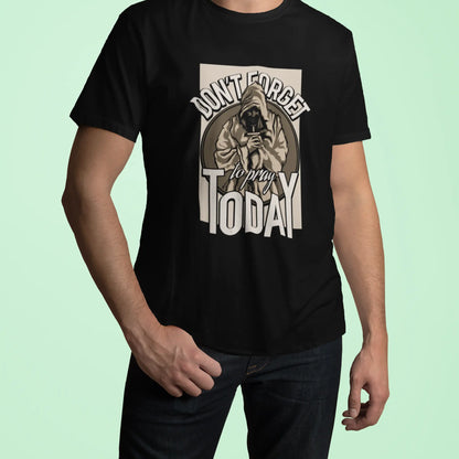 Black cotton top highlighting the detailed t-shirt print of a praying figure. — Μαύρο βαμβακερό μπλουζάκι που αναδεικνύει το λεπτομερές τύπωμα μιας φιγούρας που προσεύχεται