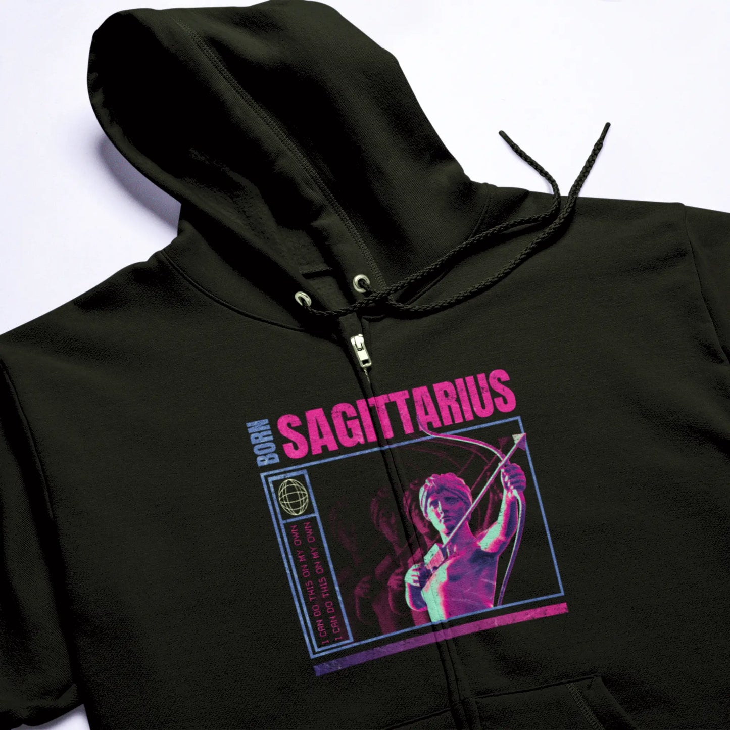 Black exploratory Sagittarius zip hoodie with comfortable fit and statement about born adventure spirit / Μαύρη εξερευνητική ζακέτα Τοξότη με άνετο fit και δήλωση για έμφυτο πνεύμα περιπέτειας