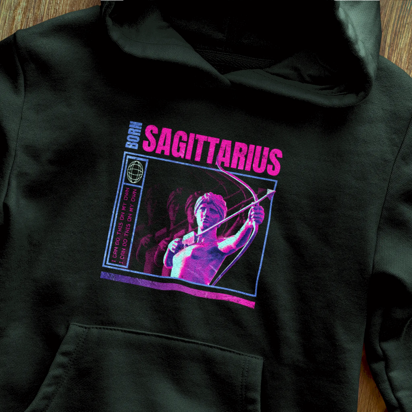 Black freedom-loving Sagittarius hoodie with warm fabric and statement about innate philosophical spirit / Μαύρο hoodie Τοξότη αγαπητή της ελευθερίας με ζεστό ύφασμα και δήλωση για έμφυτο φιλοσοφικό πνεύμα