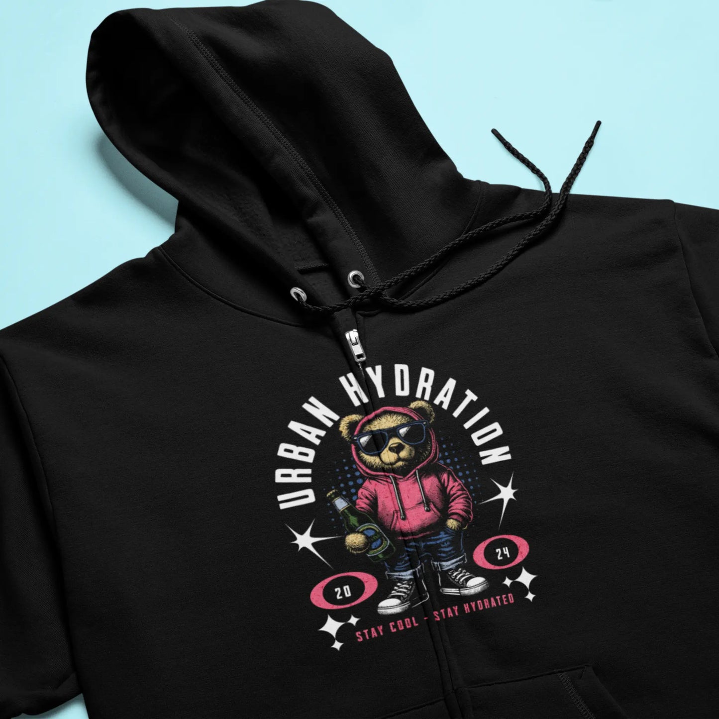 Black full-zip hooded sweatshirt featuring a detailed graphic bear drawing. — Μαύρη ζακέτα φούτερ με κουκούλα που φέρει ένα λεπτομερές γραφικό σχέδιο αρκούδας