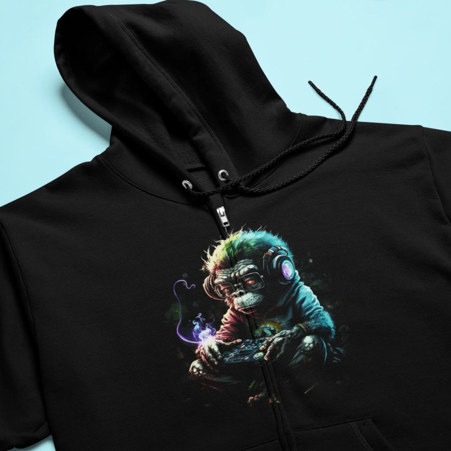 Black full-zip hooded sweatshirt featuring a detailed graphic drawing of a gamer ape. — Μαύρη ζακέτα φούτερ με κουκούλα που φέρει ένα λεπτομερές γραφικό σχέδιο ενός πιθήκου gamer
