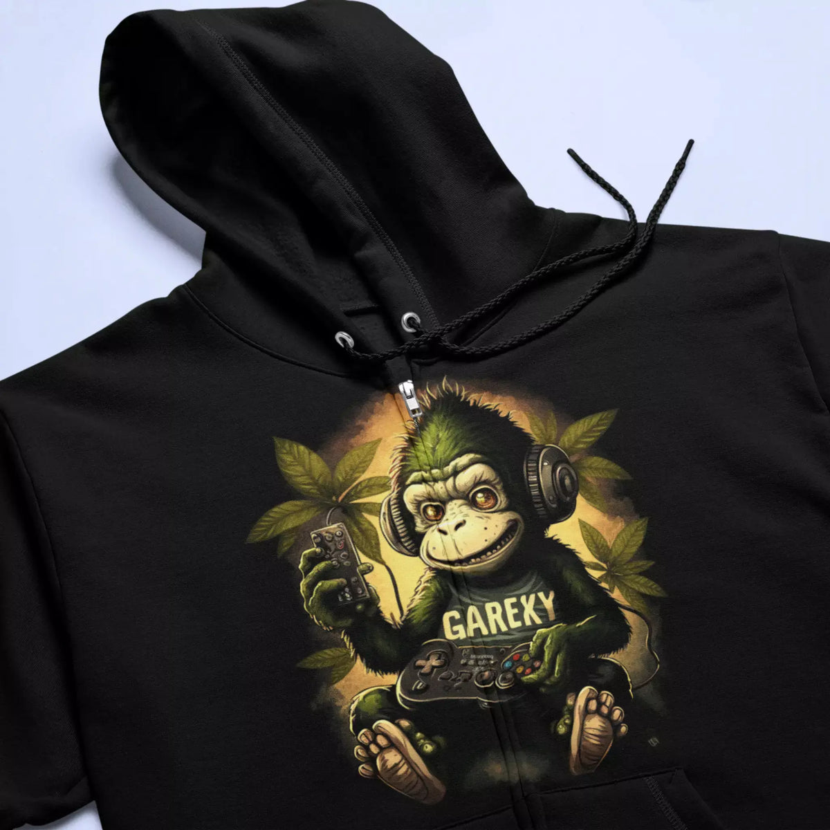 Black full-zip hooded sweatshirt featuring a detailed graphic drawing of a gamer ape. — Μαύρη ζακέτα φούτερ με κουκούλα που φέρει ένα λεπτομερές γραφικό σχέδιο ενός πιθήκου gamer