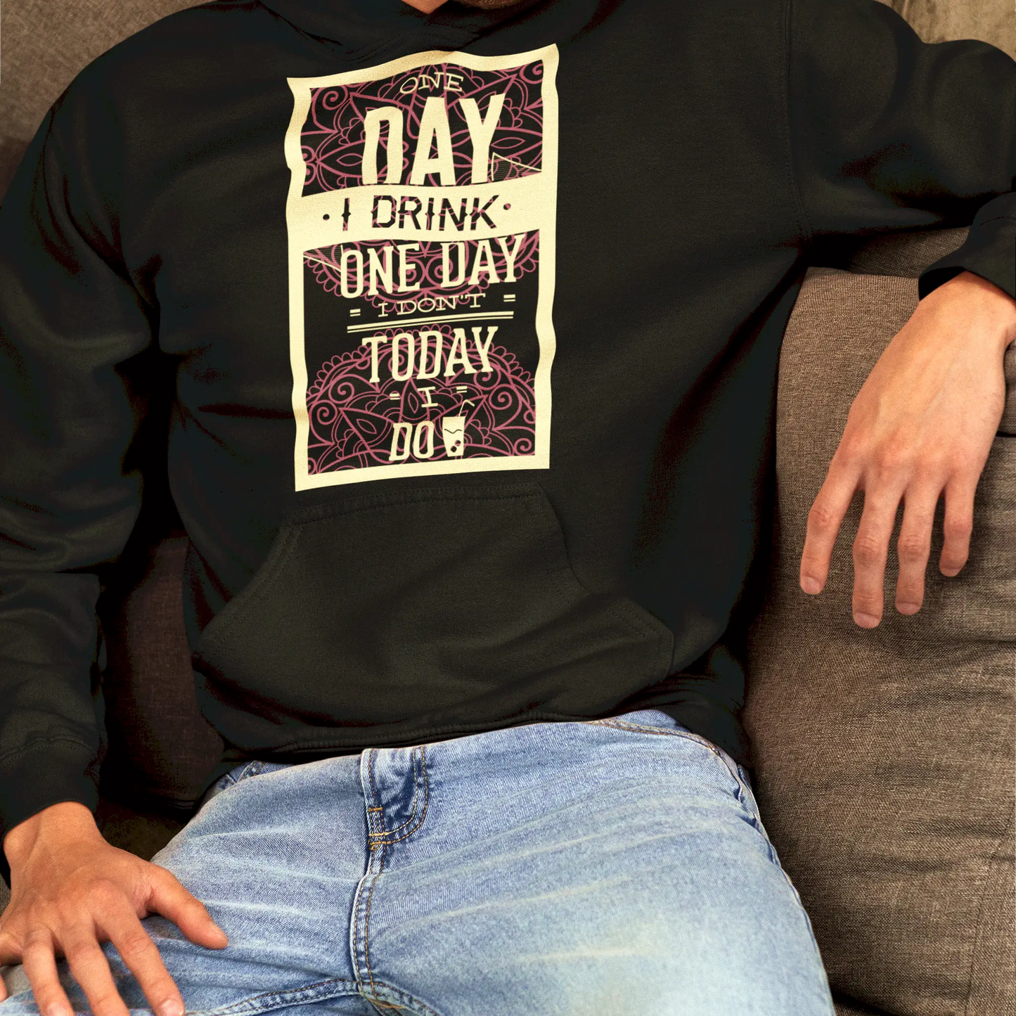 Black hoodie featuring drink-themed humor for night outs – Μαύρο hoodie με χιουμοριστικό print για έξοδο και ποτό